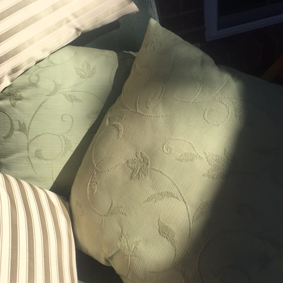 Throw pillows - Picture 3 of 3